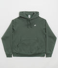 Nike SB Essential Small Logo Hoodie in Vintage Green and White