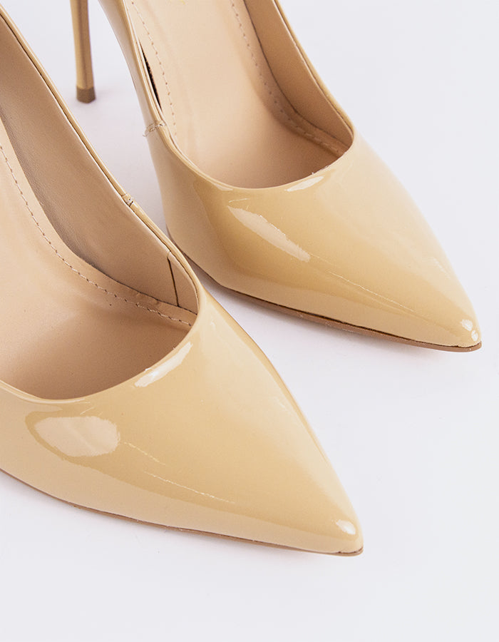 A classic&nbsp; pump is a timeless wardrobe essential.

Versatile enough to pair effortlessly with everything from long, oversized trousers to dresses or skirts, this pump can be dressed up or down with ease. Designed for maximum comfort, it allows you to stay relaxed and confident all day or night, no matter the occasion.

Detail(s):&nbsp;

Pointy Toe
4.25”&nbsp; Straight Stiletto Heel
We recommend sizing up, as this item runs small.

Material(s):&nbsp;

Patent Leather Upper&nbsp;
Padded Leather Insole
Mad