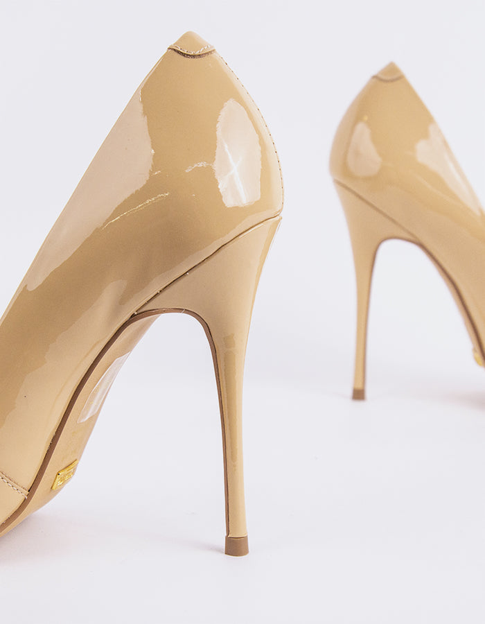 A classic&nbsp; pump is a timeless wardrobe essential.

Versatile enough to pair effortlessly with everything from long, oversized trousers to dresses or skirts, this pump can be dressed up or down with ease. Designed for maximum comfort, it allows you to stay relaxed and confident all day or night, no matter the occasion.

Detail(s):&nbsp;

Pointy Toe
4.25”&nbsp; Straight Stiletto Heel
We recommend sizing up, as this item runs small.

Material(s):&nbsp;

Patent Leather Upper&nbsp;
Padded Leather Insole
Mad
