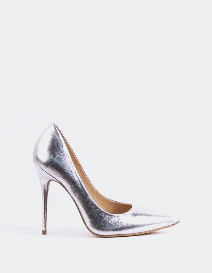 A classic&nbsp; pump is a timeless wardrobe essential.

Versatile enough to pair effortlessly with everything from long, oversized trousers to dresses or skirts, this pump can be dressed up or down with ease. Designed for maximum comfort, it allows you to stay relaxed and confident all day or night, no matter the occasion.

Detail(s):&nbsp;

Pointy Toe
4.25”&nbsp; Straight Stiletto Heel
We recommend sizing up, as this item runs small.

Material(s):&nbsp;

Genuine Leather Upper&nbsp;
Padded Leather Insole
Ma