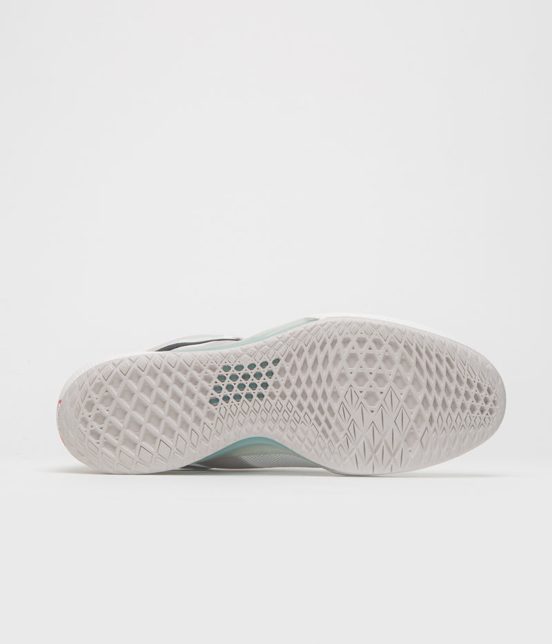 Vans Skate AVE 2.0 Shoes in Blanc and Black